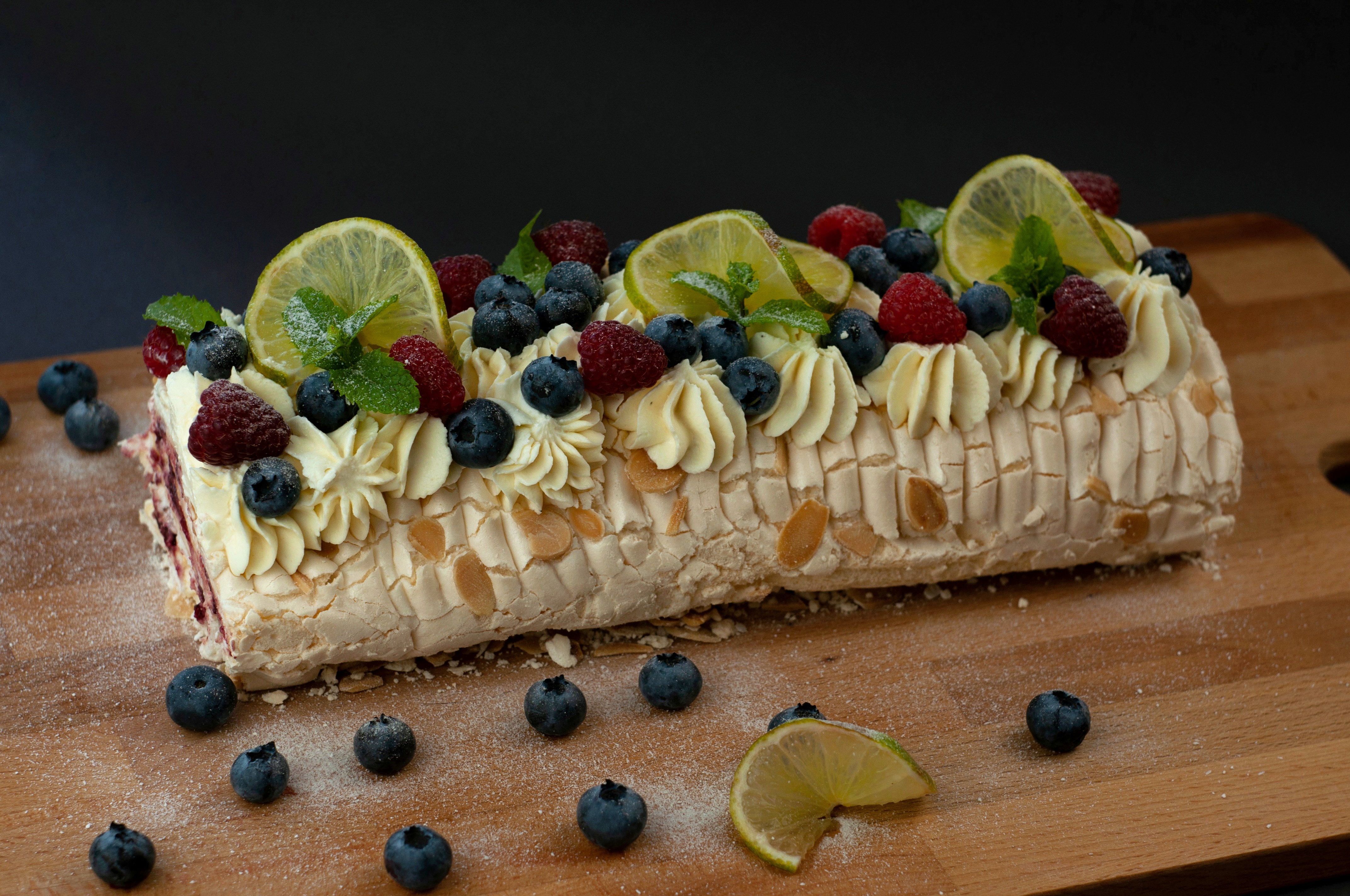 Меренговий рулет 